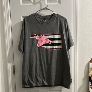 Gildan Gray and Pink Short Sleeve Tee with Graphic Design